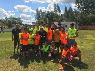 Jogador do Botafogo com as crianças de projeto público (Foto: Divulgação)