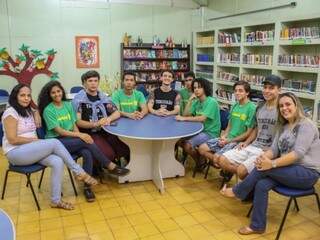 Professoras e estudantes sentados em volta da mesa para debater possíveis temas para redação do Enem (Foto: Paulo Francis) 