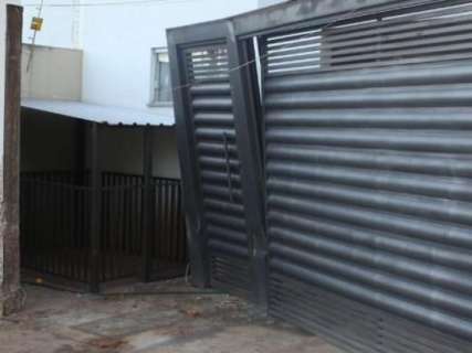 Motorista bêbado arranca portão de residência no Panamá; Veja imagens 