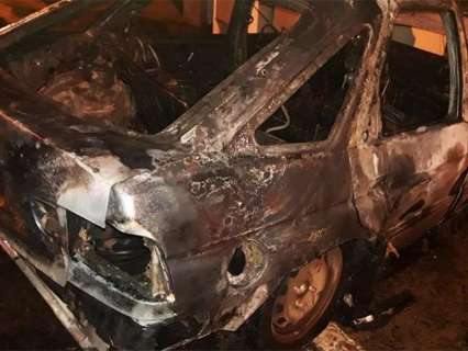 Morador tem carro destruído por incêndio durante a madrugada