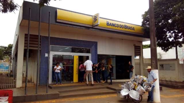 Moradores reclamam de demora em ag&ecirc;ncia e caixas eletr&ocirc;nicos sem dinheiro