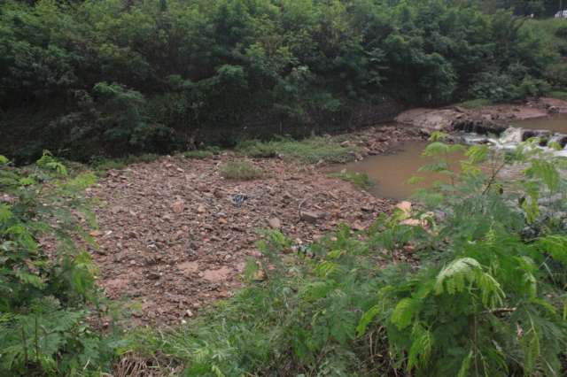 Esquecida, Pra&ccedil;a das &Aacute;guas recebe dinheiro, mas obra n&atilde;o sai 