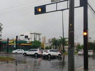 Semáforo da avenida Mato Grosso com o cruzamento da rua Alagoas (Foto: Adriano Fernandes)