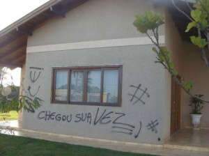  Casa de candidato &eacute; pichada com amea&ccedil;a e suspeita &eacute; de motiva&ccedil;&atilde;o pol&iacute;tica