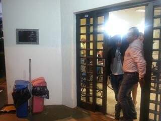 Acusado deixou delegacia sem falar com a imprensa (Foto: Zana Zaidan)