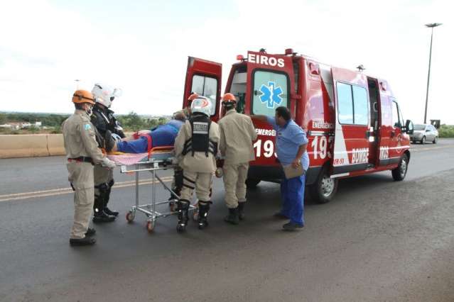 Caminhoneiro leva susto e colide com traseira de caminh&atilde;o na BR-262