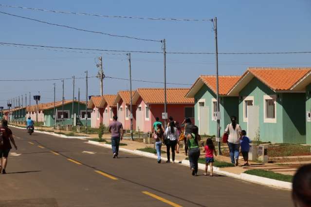 Com Dilma no tel&atilde;o, Reinaldo e Bernal entregam casas no Caiob&aacute;
