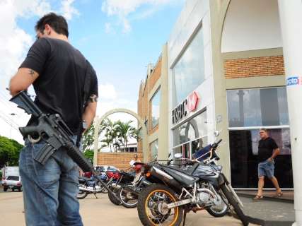 Bandidos ferem policial e levam R$ 200 mil durante roubo em banco
