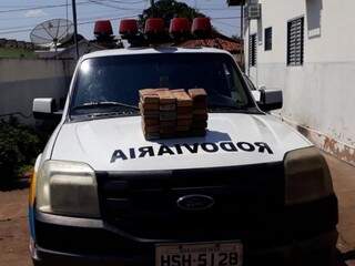 Tabletes de droga que eram transportados pelos suspeitos. (Foto: Divulgação/PMR) 