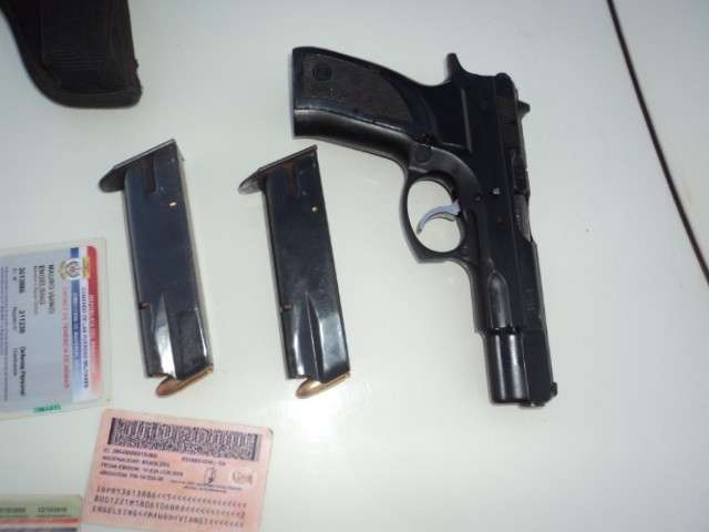 Agricultor que usava pistola de uso restrito das for&ccedil;as armadas &eacute; preso pela PMA