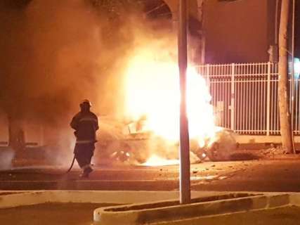 Família suspeita que dono de carro incendiado tenha sido vítima de roubo