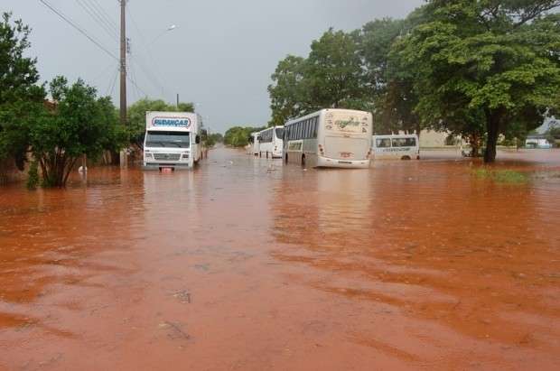 Lagoa transborda com chuvarada, alaga casas e deixas ruas iguas a rios 