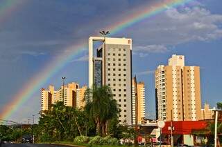 Arco-íris aparece em Campo Grande após chuva leve na tarde desta terça-feira (25). Temperaturas terão queda em todo estado a partir de amanhã. (Foto: Marcos Ermínio)