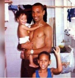 Neymar Jr, aos 5 anos, e a irmã Rafaella no colo do pai Neymar da Silva Santos nos tempos de Operário de Várzea Grande, no Mato Grosso (Foto: Enviada no whatsapp por Gesiel Pereira)