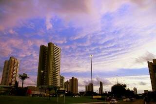Na Capital, o dia amanheceu com céu entre nuvens. (Foto: Marcos Ermínio) 