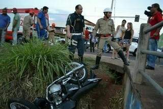 Moto ficou no barranco, mas motociclista foi lançado para dentro do córrego. (Foto: Cleber Gellio)