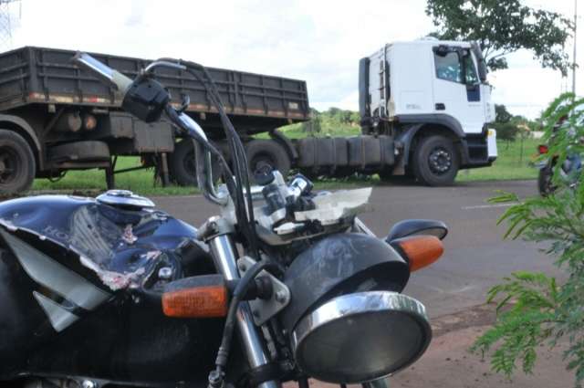 Motociclista sofre queda ao desviar de buraco e quase &eacute; atropelado por bitrem