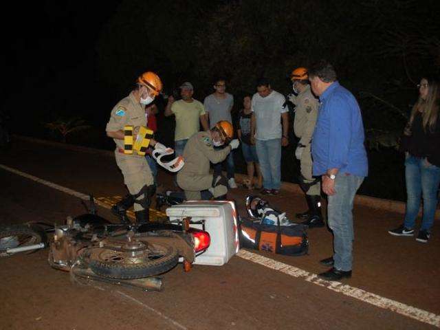 Motociclistas ficam feridos ap&oacute;s colidirem com vaca que atravessava rodovia