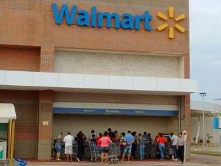 Clientes estão na porta do Walmart no shopping Bosque dos Ipês na expectativa de que supermercado abra nesta quarta-feira. (Foto: Direto das Ruas)