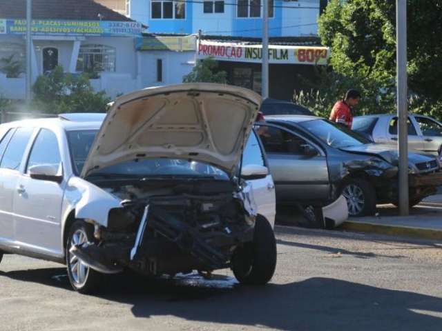 Motorista fura sinal vermelho e provoca acidente na Ernesto Geisel 