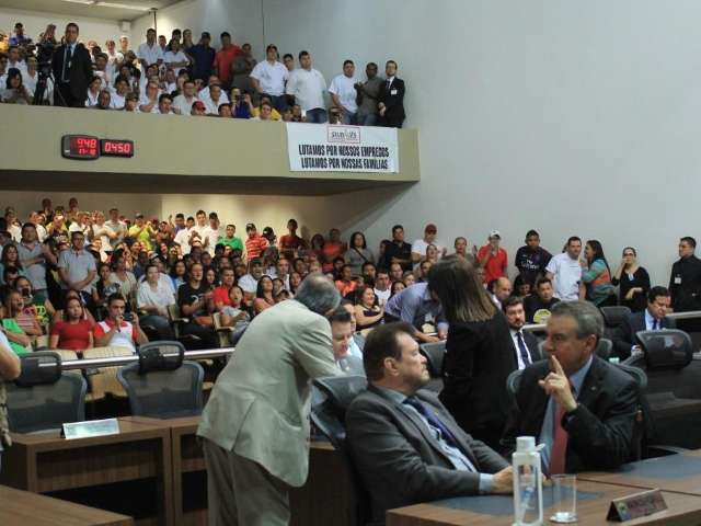Pressionados, deputados chamam trabalhadores da JBS para reuni&atilde;o