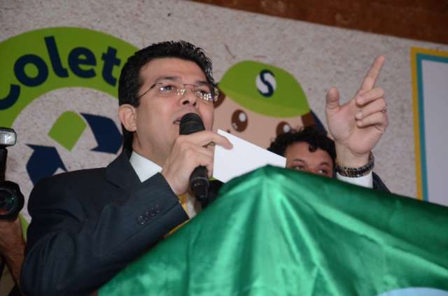 Prefeito descarta juntar pastas e diz que chefe da Educa&ccedil;&atilde;o s&oacute; sai ap&oacute;s greve