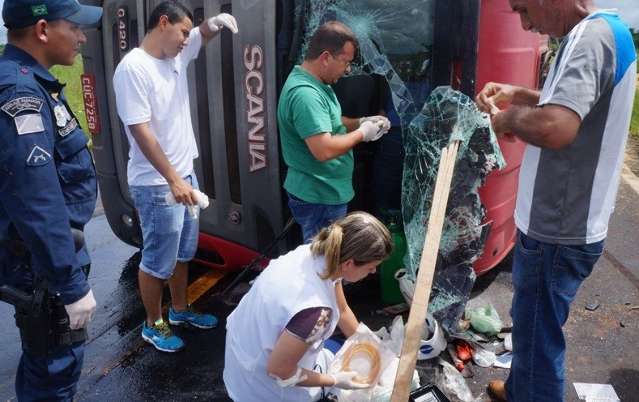 Carreta carregada com arroz tomba e motorista fica gravemente ferido