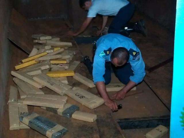 Caminhoneiro &eacute; flagrado com quase 1 tonelada de maconha na MS-276