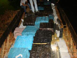 Droga estava escondida sob carga de bancos de madeira. (Foto: Divulgação/PF)