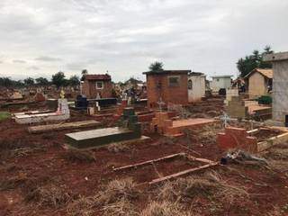 Jazigos mais antigos sofrem com a ação do tempo no Cemitério Santo Amaro (Foto: Ronie Cruz)