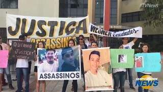 Fam&iacute;lia e amigos fazem protesto pedindo justi&ccedil;a para o jovem morto h&aacute; 7 meses