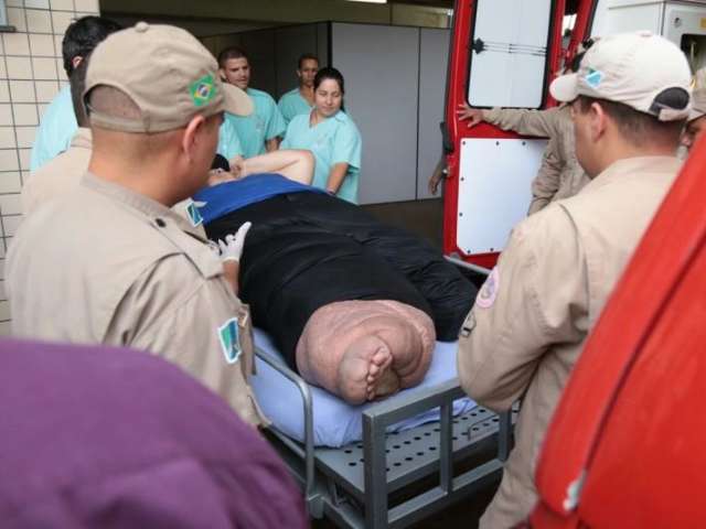 Com muita dor, homem que pesa 300 kg &eacute; levado &agrave;s pressas a hospital