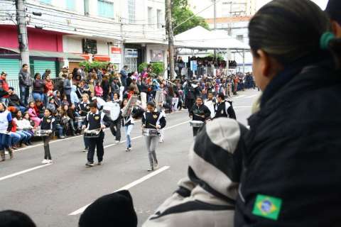 Mesmo com frio, população lota desfile em homenagem a Campo Grande