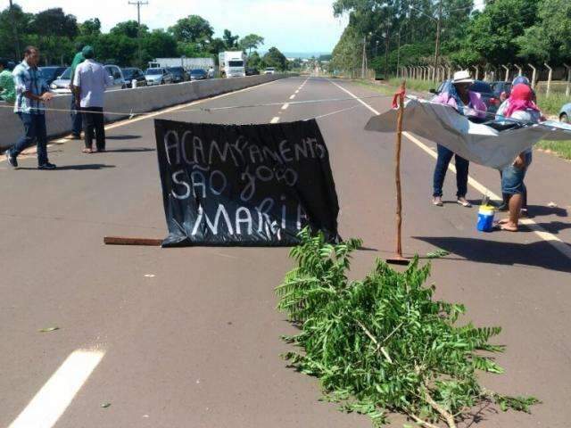 Sem-terra bloqueiam MS-141 para pressionar Incra por assentamento