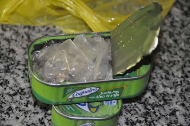 Dona de casa afirma ter encontrado preservativo em lata de sardinha