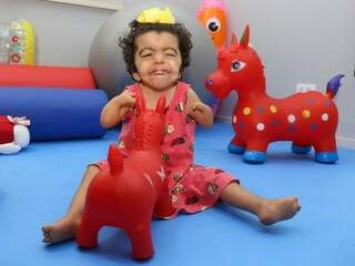 Maria Valentina tem síndrome de Cornélia de Lange, quase 4 anos de vida e um sorriso fofo. (Foto: Paulo Francis)
