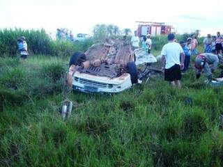 Veículo fica totalmente destruído após acidente. (Foto: Marcos Donzeli/Nova Notícias)
