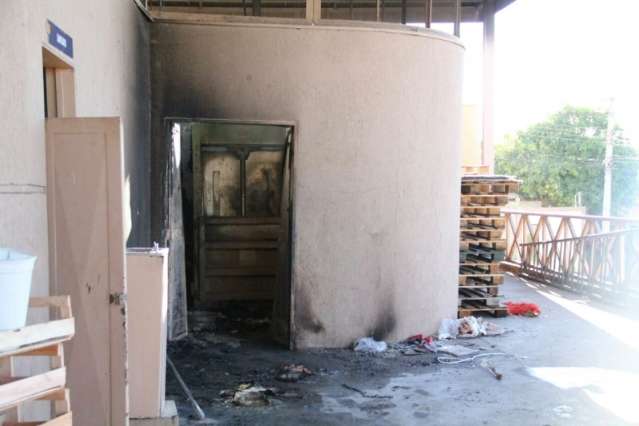 Princ&iacute;pio de inc&ecirc;ndio atinge dep&oacute;sito de caixas no Comper da Mascarenhas