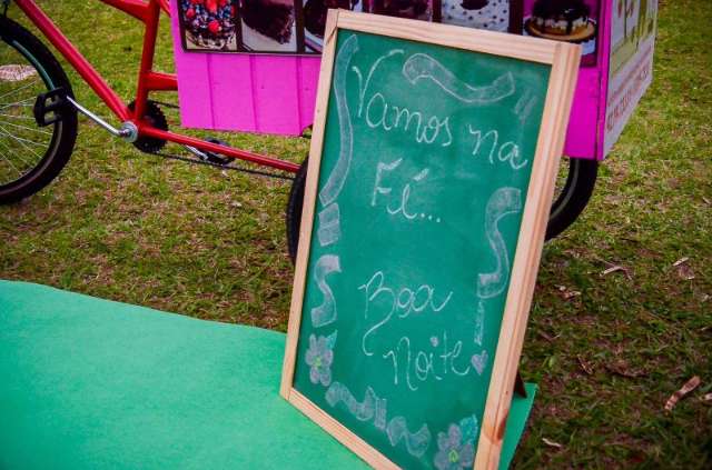 Com capricho, casal vende doces em food bike com flores e casinha cor de rosa