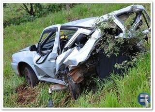 O veículo Gol ficou totalmente destruído. (Foto:Emmileny Monteiro/Região News)