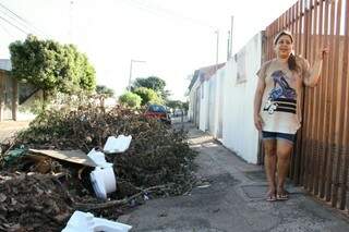 Montes de lixo atrapalham vida de moradores no Tiradentes (Foto: Marcos Ermínio) 