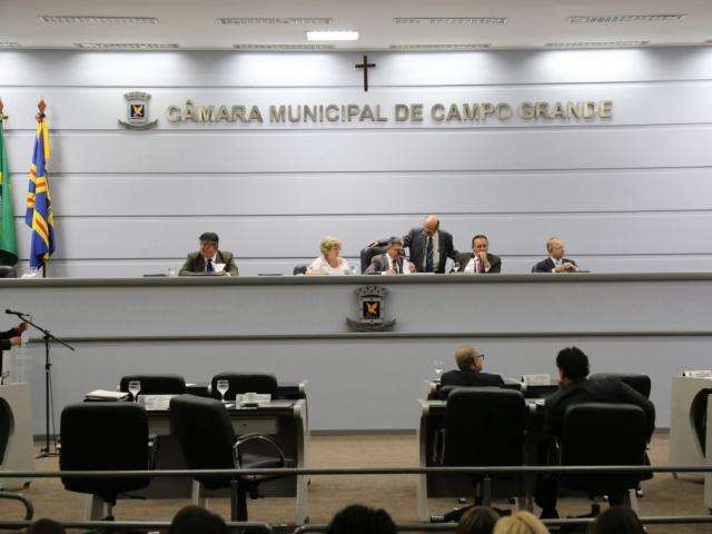Projeto &eacute; aprovado, vereadores &ldquo;dormem no ponto&rdquo; e reclamam de vota&ccedil;&atilde;o em bloco