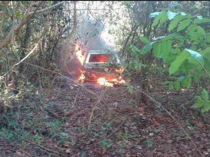 Bandidos rendem idosos e fogem com carro, dinheiro e documentos