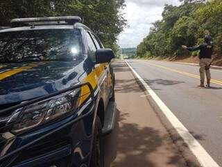 Policial rodoviário durante fiscalização em rodovia do Estado. (Foto: Divulgação PRF) 