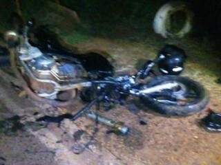 Moto ficou destruída após colisão (Foto: Divulgação/PMR)