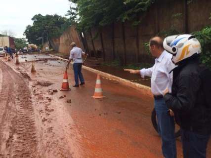 Equipes da prefeitura realizam reparos nos estragos causados pela chuva