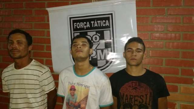 Ao negarem programa, travestis s&atilde;o roubadas por tr&ecirc;s homens em Kombi