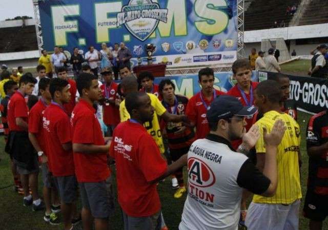 T&eacute;cnico e jogadores do &Aacute;guia fazem corredor para parabenizar campe&otilde;es do Cene