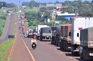 Fila de caminhoneiros já se forma; pista está interditada desde às 8h20. (Foto: Eliel Oliveira)