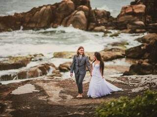Apaixonados por praia, pedido e casamento foram feitos de frente para o mar. (Foto: Rafael Dalago)